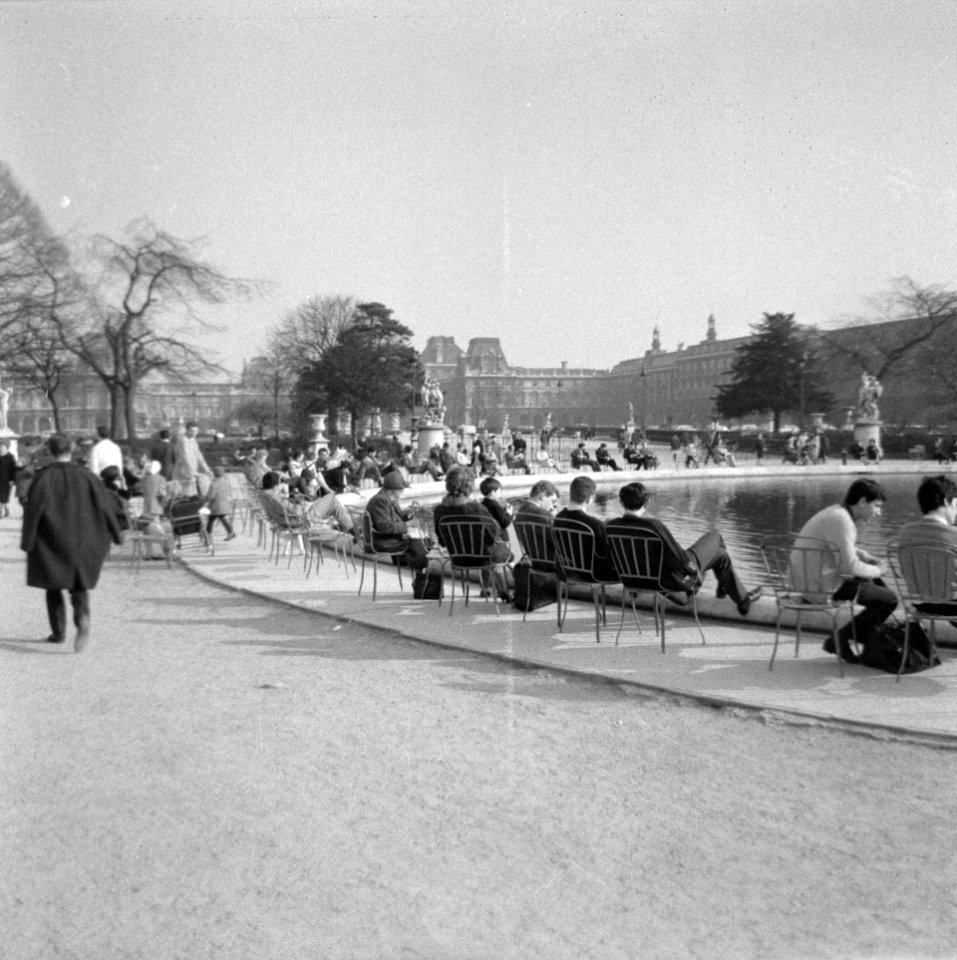 Ontspanning rond de vijver in Jardin des Tuileries, Bestanddeelnr 254-0658