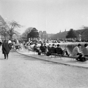 Ontspanning rond de vijver in Jardin des Tuileries, Bestanddeelnr 254-0658