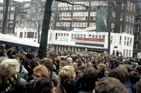 Ontruiming kraakcomplex Wyers in Amsterdam actievoerders en bewoners verlaten m, Bestanddeelnr 253-8836