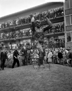 Onthulling beeld Pourquoi van beeldhouwer Miletic, Bestanddeelnr 916-7159