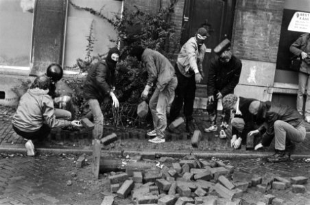 Ontruiming kraakpand Singel 114 Amsterdam actievoerders werpen barricade op, Bestanddeelnr 933-1247