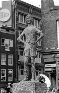 Onthulling van het beeldje Het Amsterdams Lieverdje op het Spui, Bestanddeelnr 911-5813