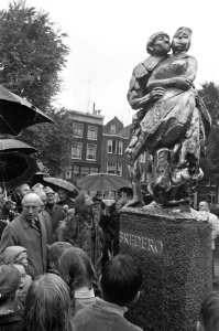 Onthulling van een beeld op de Nieuwmarkt te Amsterdam, Bestanddeelnr 921-7178