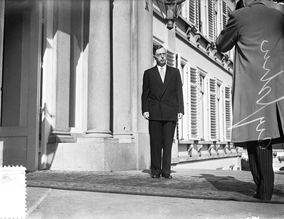 Ontvangst beediging nieuwe ministers door koningin Juliana. Bordesscène Paleis S, Bestanddeelnr 905-2867