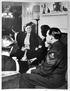 Ontvangst door koningin Wilhelmina voor enkele Nederlanders (Engelandvaarders) , Bestanddeelnr 935-1914