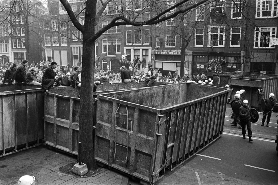 Ontruiming kraakpand Wijers Amsterdam containers voor afzetting op Nieuwe Zijds, Bestanddeelnr 932-8684