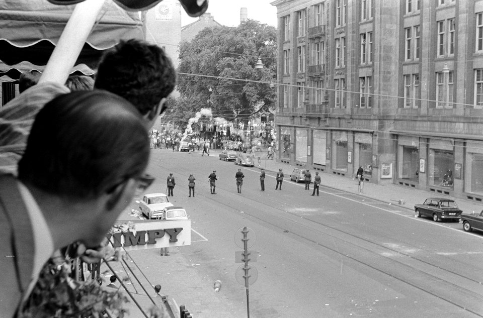 Onlusten in Amsterdam, karabijnbrigade op Damrak (overzicht), Bestanddeelnr 919-2527