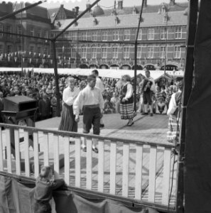 Ontsteken van het bevrijdingsvuur door Minister Klompé op het Binnenhof te Den H, Bestanddeelnr 911-2175