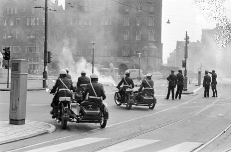 Onlusten in Amsterdam, politie en motoren drijven de stakers op en gooien met tr, Bestanddeelnr 919-2498