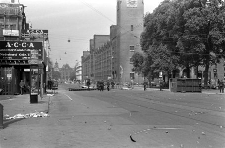 Onlusten in Amsterdam, nummer 36 politie ruimt barricade, Bestanddeelnr 919-2529