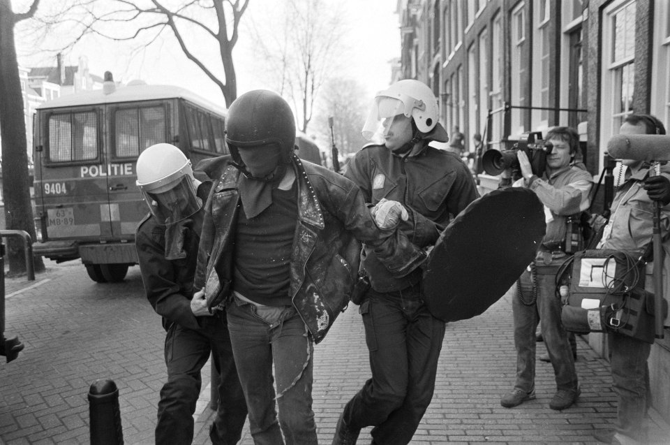 Ontruiming kraakpand Singel 114 in Amsterdam ME voert arrestant weg (met helm), Bestanddeelnr 933-9459