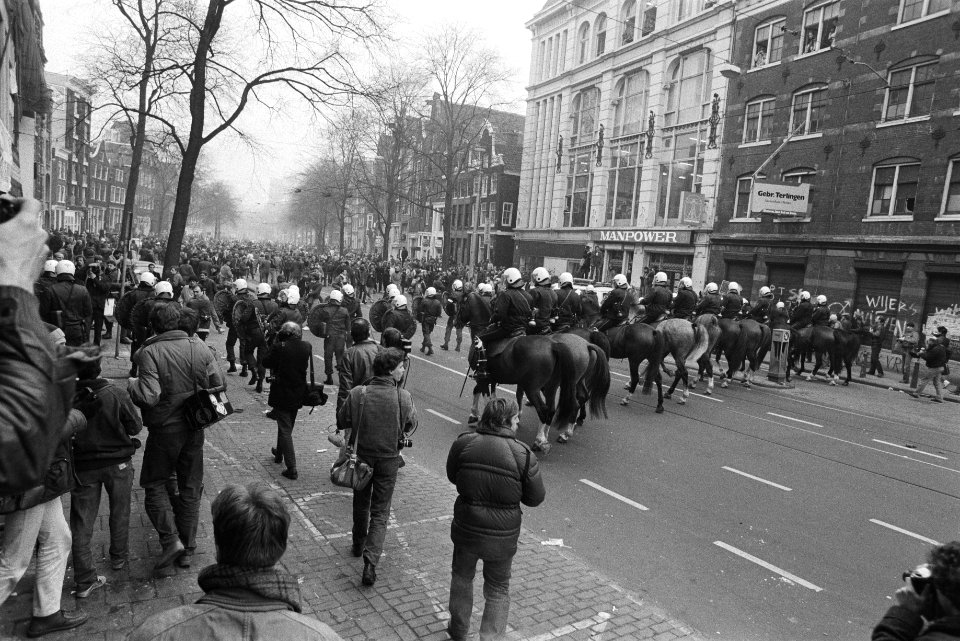 Ontruiming kraakpand Wijers Amsterdam ME (met helm etc.) voor het pand, Bestanddeelnr 932-8693