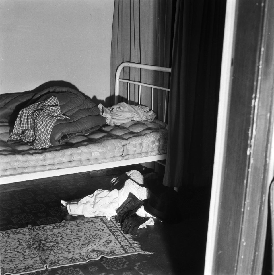 Onopgemaakt bed in studentenkamer, Bestanddeelnr 900-7991