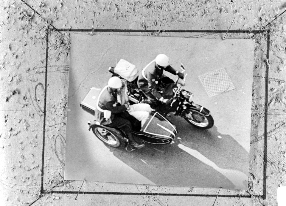 Onlusten in Amsterdam, een der arrestanten wordt per motor naar bureau Warmoestr, Bestanddeelnr 919-2494
