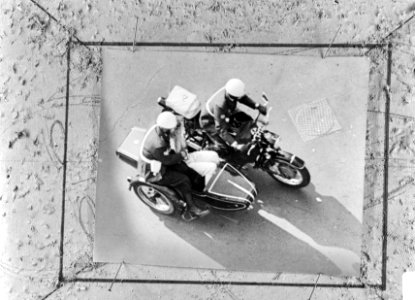 Onlusten in Amsterdam, een der arrestanten wordt per motor naar bureau Warmoestr, Bestanddeelnr 919-2494