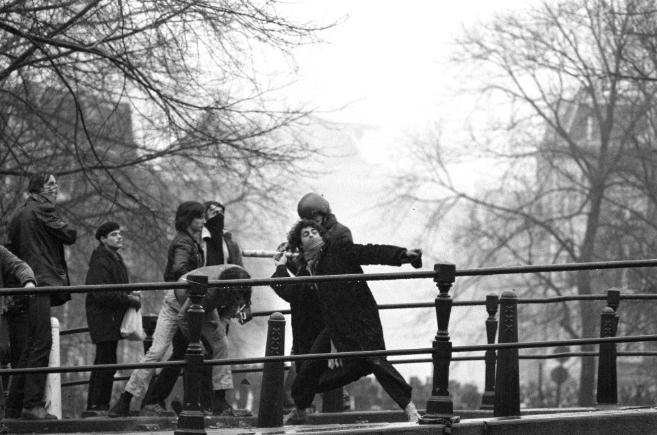 Ontruiming Grote Wetering , kraakpand in Amsterdam ontruimd door ME en marechaus, Bestanddeelnr 931-1852