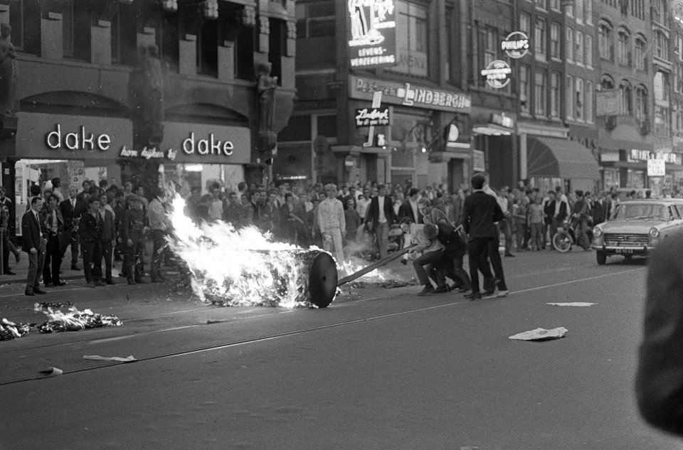 Onlusten in Amsterdam, brandende papierrol, Bestanddeelnr 919-2513