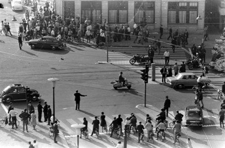 Onlusten in Amsterdam, bouwvakkers regelen verkeer bij J.D. Meijerplein, Bestanddeelnr 919-2525
