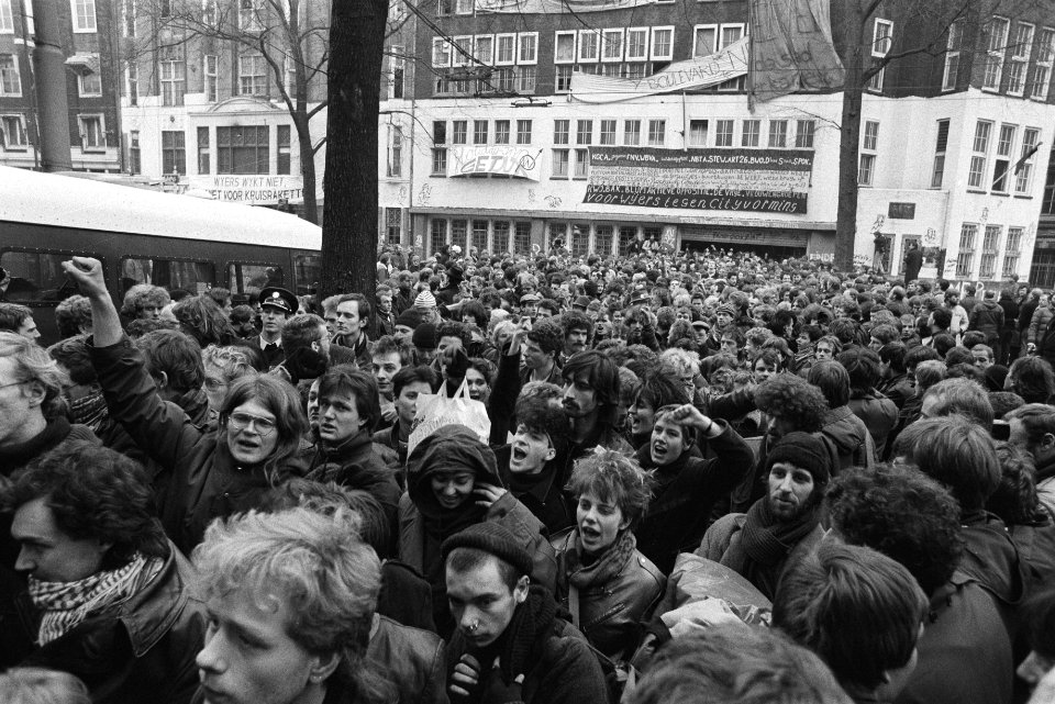 Ontruiming kraakpand Wijers Amsterdam krakers verlaten massaal het pand, Bestanddeelnr 932-8685
