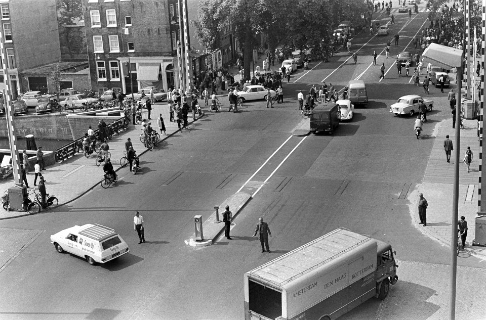 Onlusten in Amsterdam, bouwvakkers regelen verkeer J.D. Meijerplein, Bestanddeelnr 919-2514