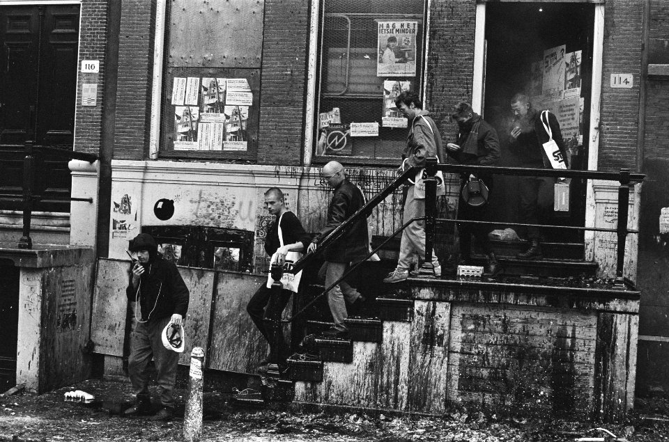 Ontruiming kraakpand Singel 114 Amsterdam het kraakpand wordt verlaten, Bestanddeelnr 933-1253