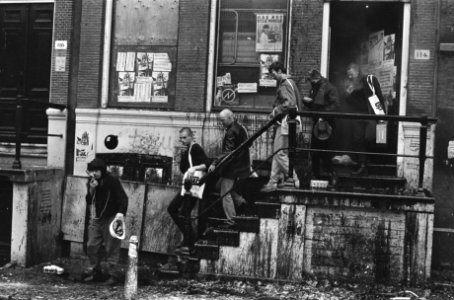 Ontruiming kraakpand Singel 114 Amsterdam het kraakpand wordt verlaten, Bestanddeelnr 933-1253