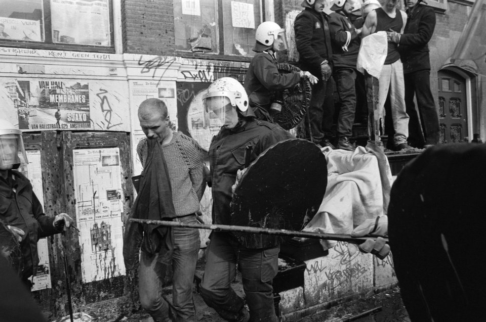 Ontruiming kraakpand Singel 114 in Amsterdam bewoners worden uit het pand gehaa, Bestanddeelnr 933-9461