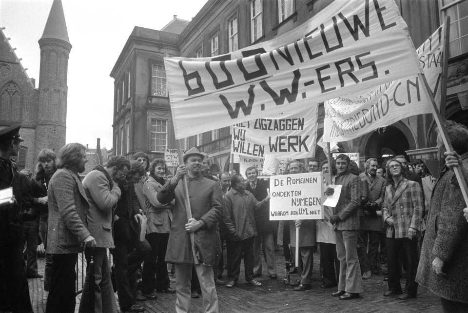 Ontslagen personeel Singer Nijmegen demonstreert op Binnenhof, Bestanddeelnr 927-5963