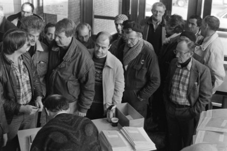 Ontslagen werknemers van Boele-scheepswerf in Bolnes worden ingeschreven bij arb, Bestanddeelnr 933-9187