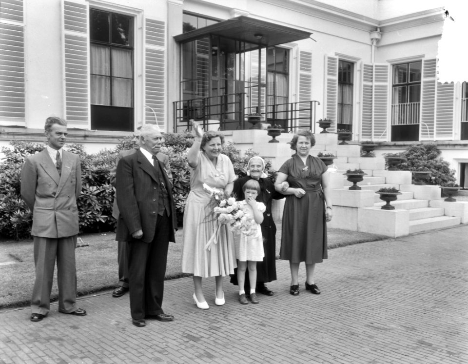 Ontvangst ouden van dagen uit Gramsbergen, Breukelen, Fijnaart, Soestdijk door k, Bestanddeelnr 906-5393
