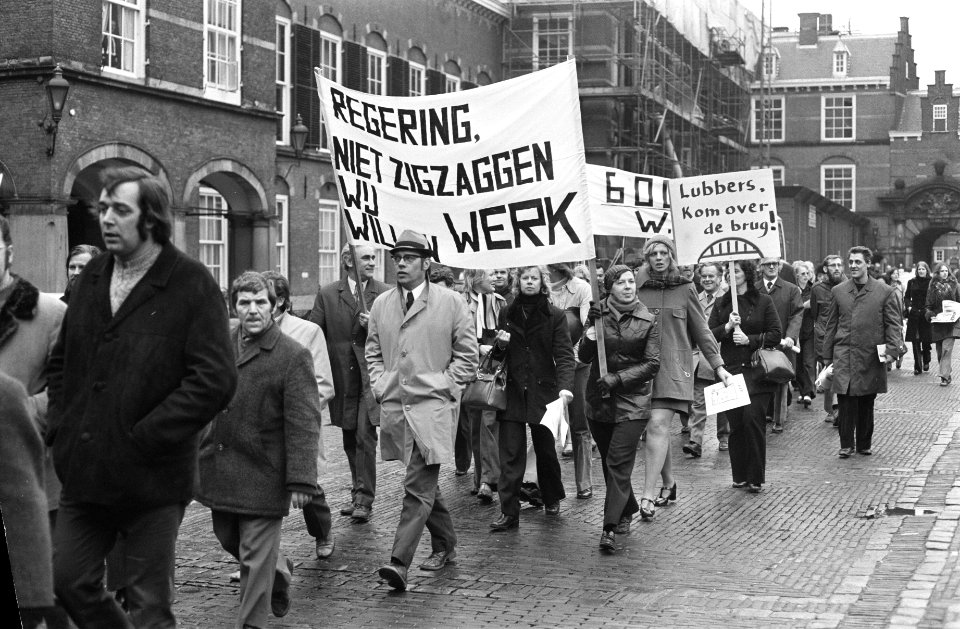 Ontslagen personeel Singer Nijmegen demonstreert op Binnenhof, Bestanddeelnr 927-5965