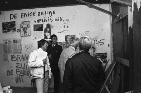 Ontruiming kraakpand Scheldestraat 100 in Amsterdam politie in het pand, Bestanddeelnr 933-7263