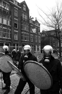 Ontruiming kraakpand Houthorststraat in Amsterdam (eigendom USSR), ME met op achtergrond het kraakpand, Bestanddeelnr 931-4146 photo