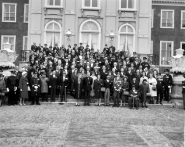 Ontvangst Ridders MWO op Huis ten Bosch , de Koninklijke familie te midden Ridde, Bestanddeelnr 917-7099