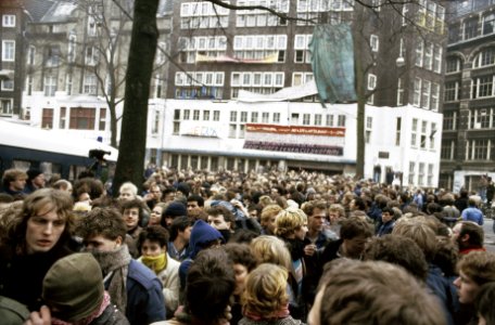 Ontruiming kraakcomplex Wyers in Amsterdam actievoerders en bewoners verlaten m, Bestanddeelnr 253-8837
