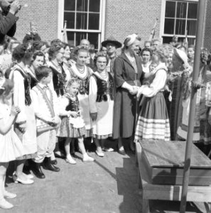 Ontsteken van het bevrijdingsvuur door Minister Klompé op het Binnenhof te Den H, Bestanddeelnr 911-2168