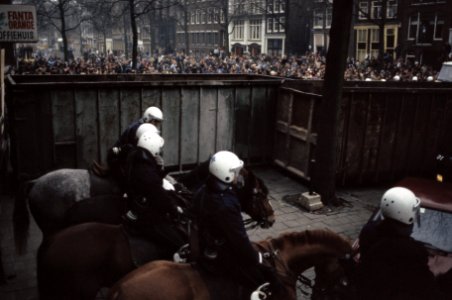Ontruiming kraakcomplex Wyers in Amsterdam politie te paard bij containers die , Bestanddeelnr 253-8839