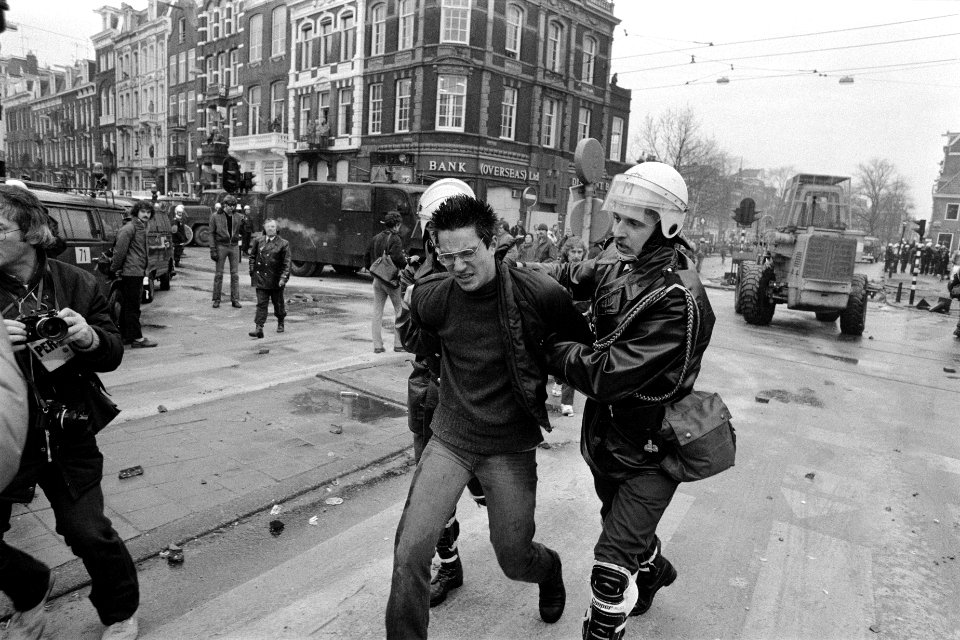Ontruiming Grote Wetering , vandaag is kraakpand in Amsterdam ontruimd door ME e, Bestanddeelnr 931-1868