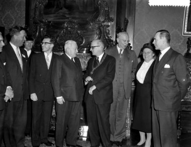 Ontvangst door het gemeentebestuur in het Stedelijk Museum van de Benelux indust, Bestanddeelnr 910-2288