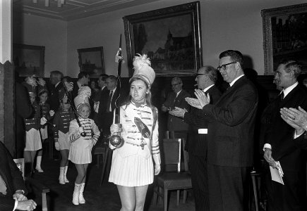 Ontsteken feestverlichting amsterdam. Majorettes in het stadhuis, Bestanddeelnr 921-8567
