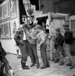 Onofficiele krantenkiosk in de Woustraat, Bestanddeelnr 911-5117