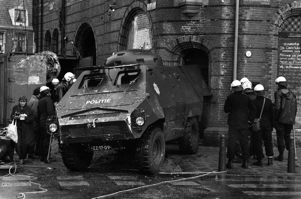 Ontruiming Grote Wetering, vandaag is een kraakpand in Amsterdam ontruimd door M, Bestanddeelnr 931-1856