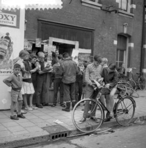 Onofficiele krantenkiosk in de Woustraat, Bestanddeelnr 911-5116