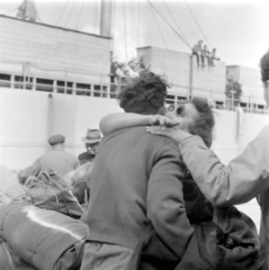 Ontschepen van emigranten (oliem) uit Bulgarije van het transportschip Bulgaria , Bestanddeelnr 255-1145