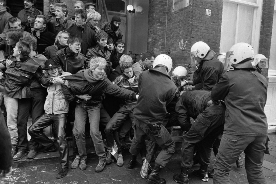 Ontruiming pand van topambtenaar V. in 2e Jan Steenstraat in Amsterdam m.b.v. ME, Bestanddeelnr 933-8238