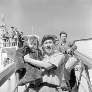 Ontschepen van emigranten (oliem) uit Bulgarije van het transportschip Bulgaria , Bestanddeelnr 255-1144