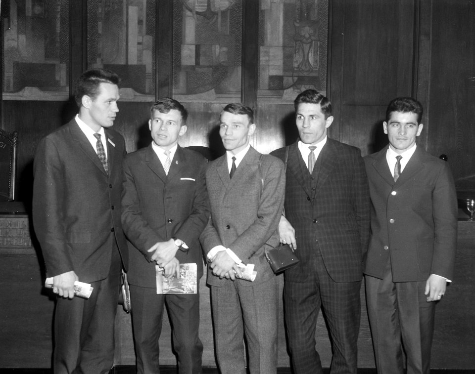 Ontvangst boksers op Stadhuis Amsterdam, v.l.n.r. Viktor (Victor) Agajev,Leszek , Bestanddeelnr 919-0572