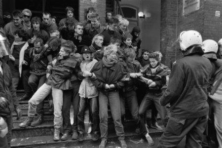 Ontruiming pand van topambtenaar V. in 2e Jan Steenstraat in Amsterdam m.b.v. ME, Bestanddeelnr 933-8239