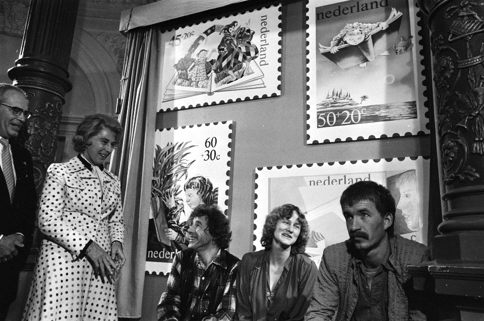 Onthulling kinderpostzegels in Concertgebouw tgv 27e kinderboekenweek, Minist, Bestanddeelnr 931-0093