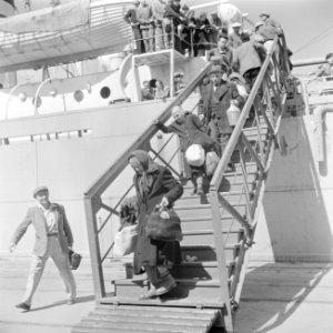Ontschepen van emigranten (oliem) uit Bulgarije van het transportschip Bulgaria , Bestanddeelnr 255-1142
